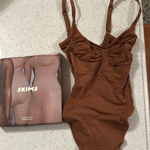 SKIMS seamless thong body bronze color new in box